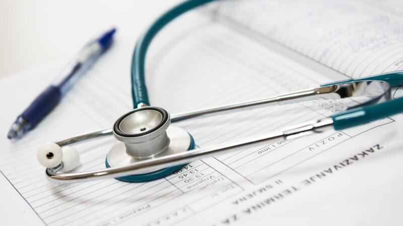 Profissionais da Medicina em Início de Carreira Enfrentam 30% Mais Ações Judiciais