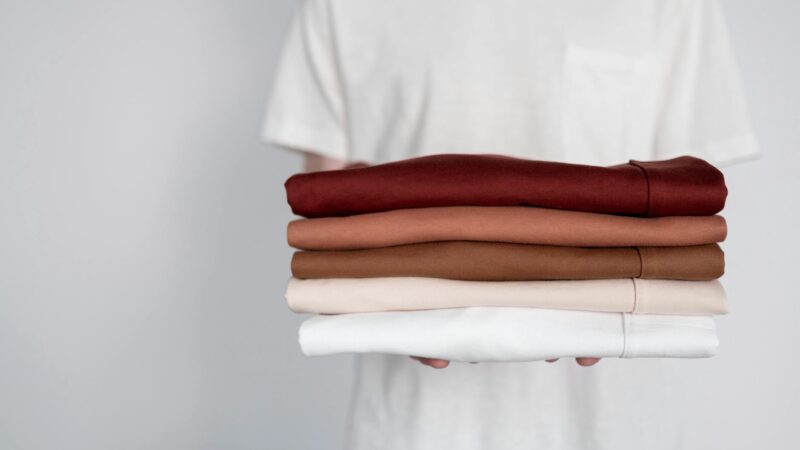 Diga Adeus ao Ferro: O Guia Definitivo para Passar Menos Roupa com Técnicas de Estender e Dobrar